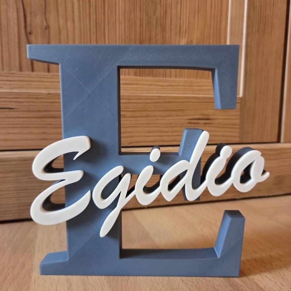 Buchstabe "E" in Blau mit dem Namen "Egidio" in Weiß darunter.
