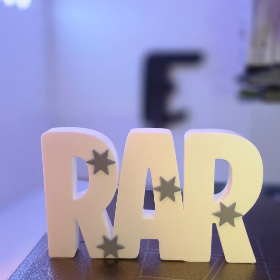 Der Text "RAR" in bunten Buchstaben mit grauen Sternen.