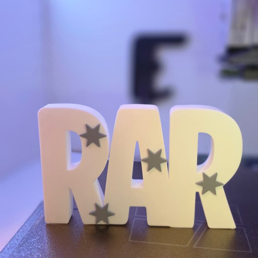 Die Buchstaben "RAR" mit grauen Sternen