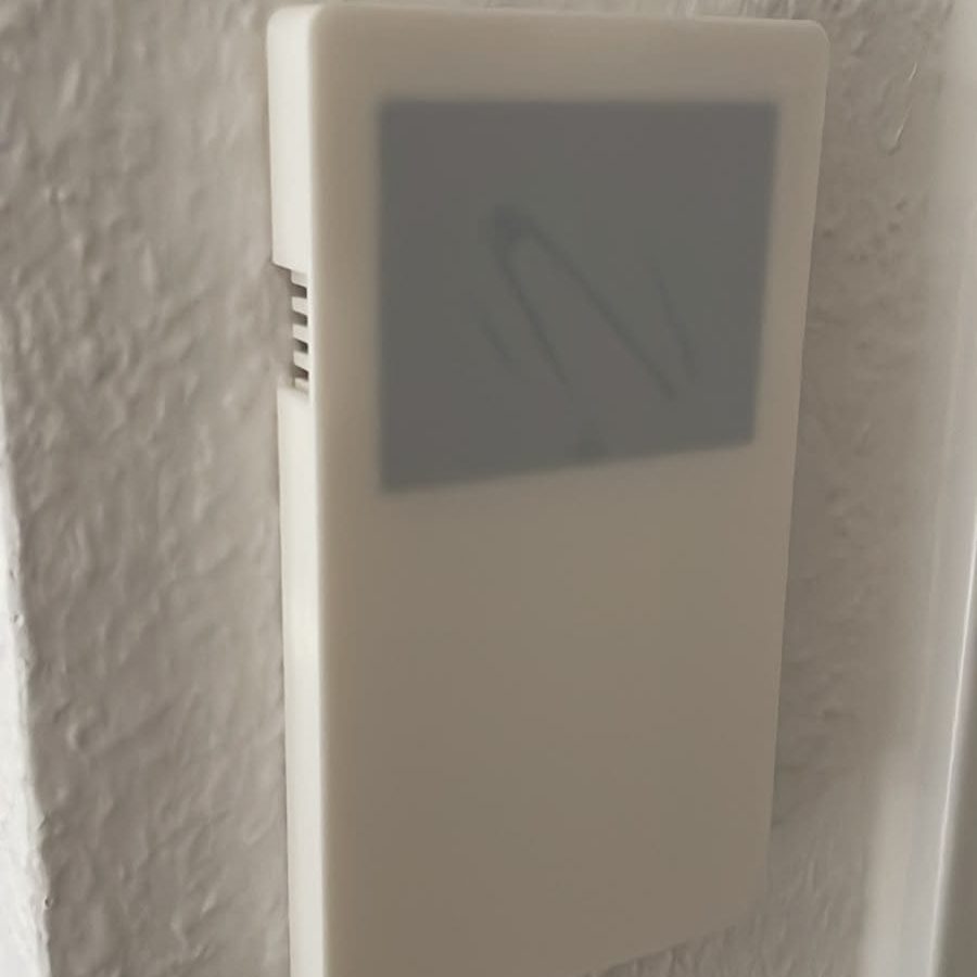 Weißes Wandbedienfeld mit digitaler Anzeige und minimalistischer Gestaltung.
