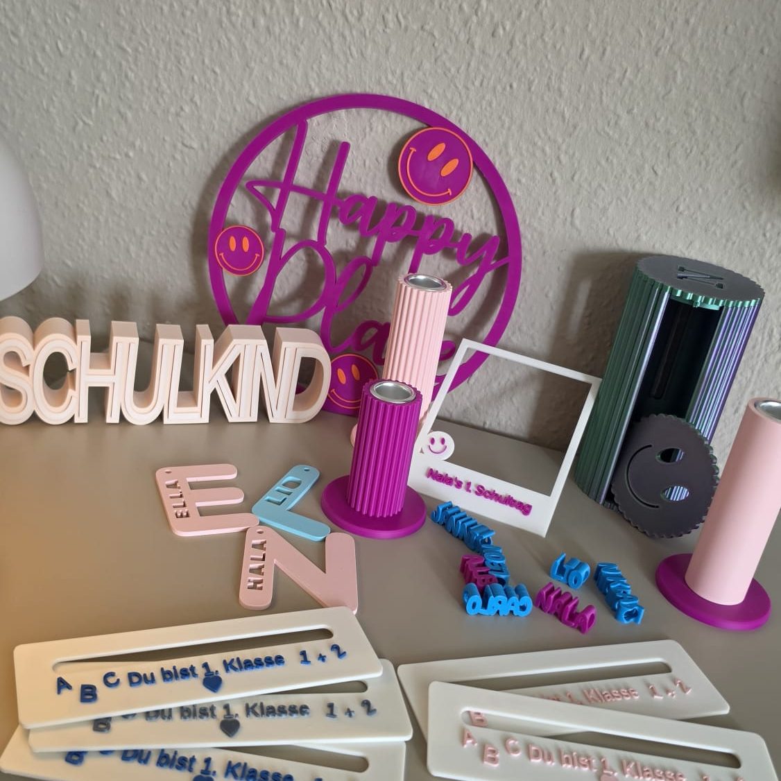 Ein leeres Foto-Rahmen mit der Aufschrift "Nala's 1. Schultag" und einem Smiley.