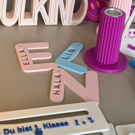 Bunte Buchstaben und geometrische Formen auf einem Tisch.