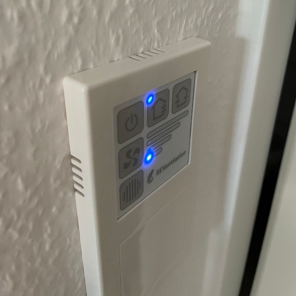 Steuereinheit mit blauen LEDs und Symbolen für verschiedene Funktionen.